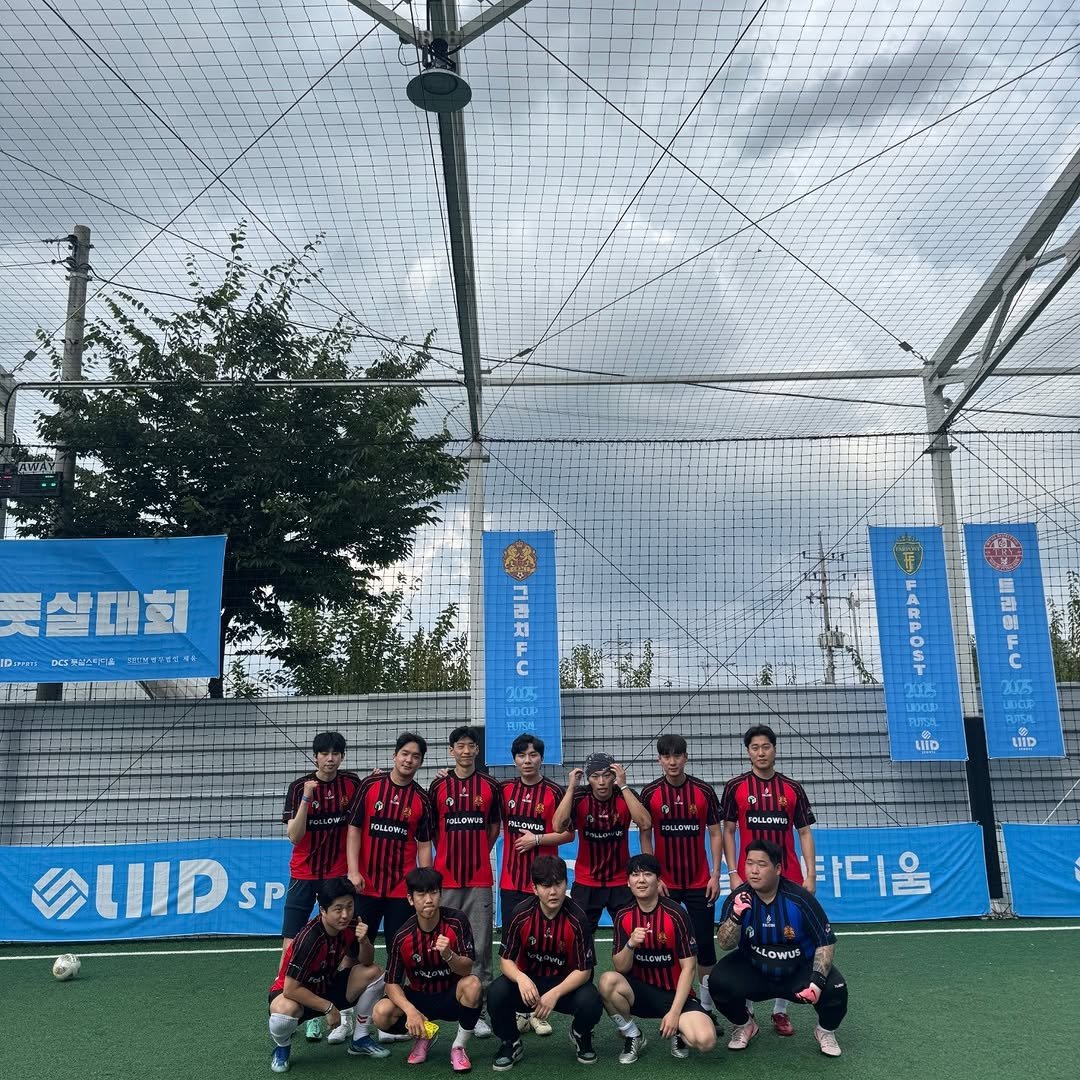 Photo by 애드센스 전문가 | 알파남 김지수 on September 07, 2025. May be an image of 11 people, people playing soccer, people playing football, sports equipment, stadium and text.