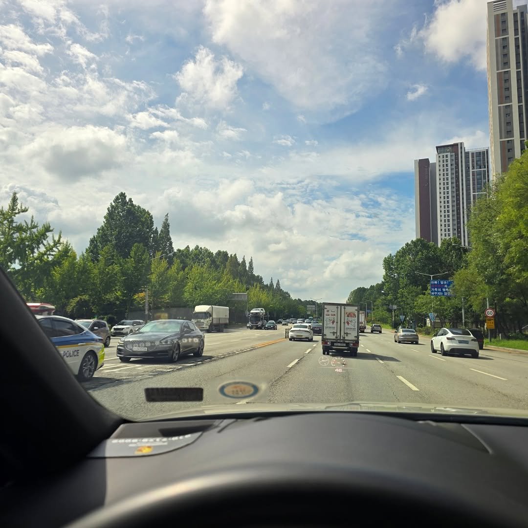 Photo by 애드센스 전문가 | 알파남 김지수 on September 04, 2025. May be an image of rearview mirror, windshield, road, cloud and text.