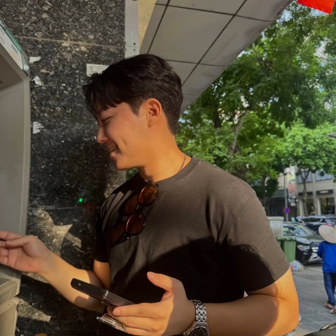 Photo by 애드센스 전문가 | 알파남 김지수 on September 23, 2025. May be an image of 2 people, hair, phone, parking meter, cash machine, telephone and text.