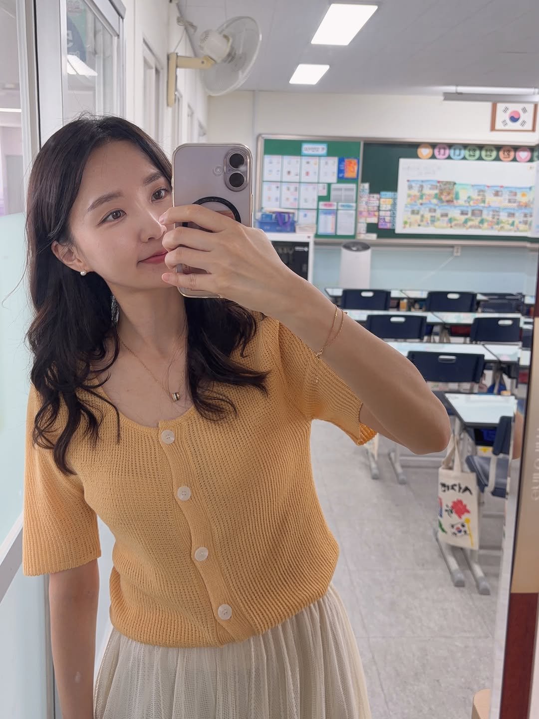 alphamom_i 게시물 이미지: 온 가족 다같이 모여있을 땐
혼자 카페에서 일하고 싶고
혼자 글쓰다보면 같이 놀고...