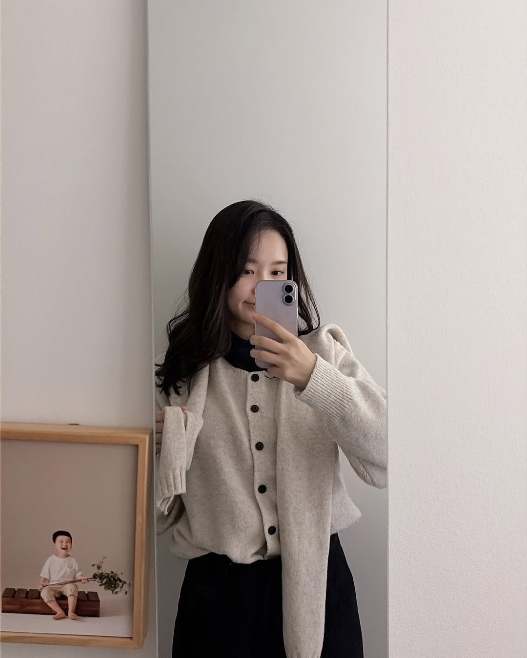 Photo by 알파맘 | 초등교사 | 엄마표 | 육아기록 | 공부기록 on January 14, 2026. May be an image of duffle coat, cardigan, turtleneck, mirror, top and text.