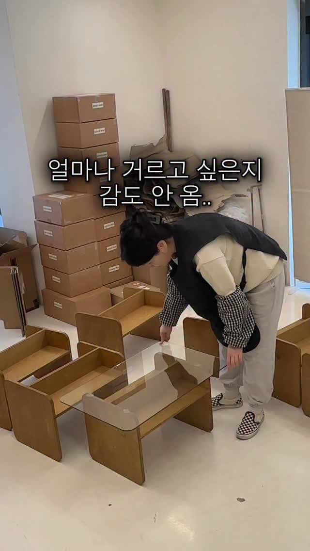 alphaofhouse 게시물 이미지: 유리 테이블의 검수 현장..📹

유리가 얹어지는 테이블들은 상판 부분을
특히 더...