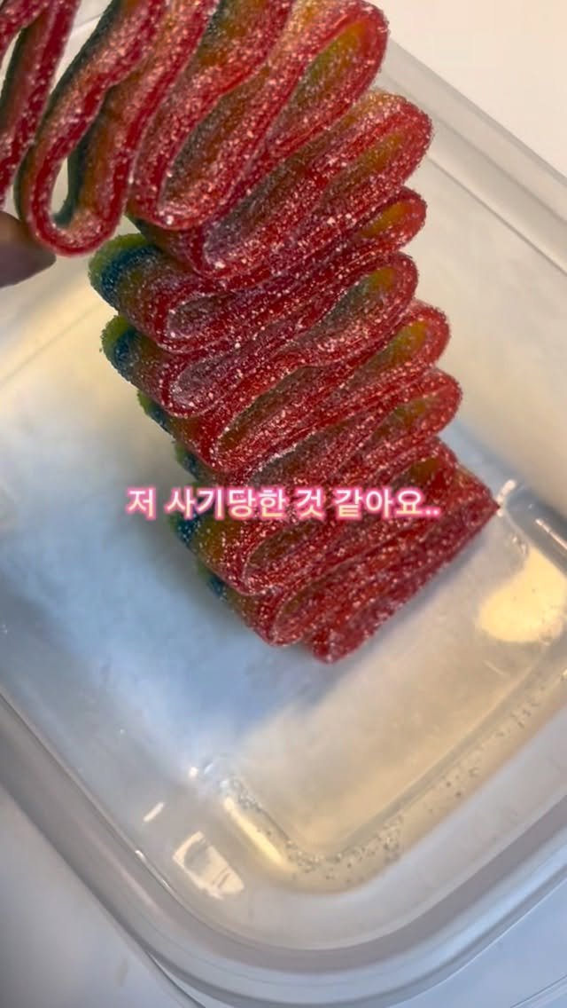always._.pring 게시물 이미지: 🚨🚨🚨

겉은 딱딱해 보여서 꺼냈는데
왜 아직도 말랑하냐구요🤯
제일 맛있다는 젤리로...