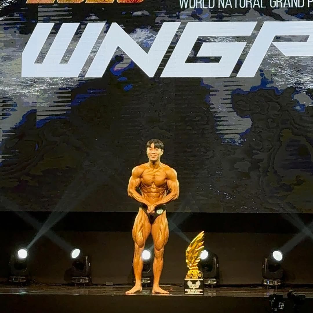 Photo by 알약크루 on November 16, 2025. May be an image of body building and text that says 'WURLD ΝΝΑ UNAL M6 W'.