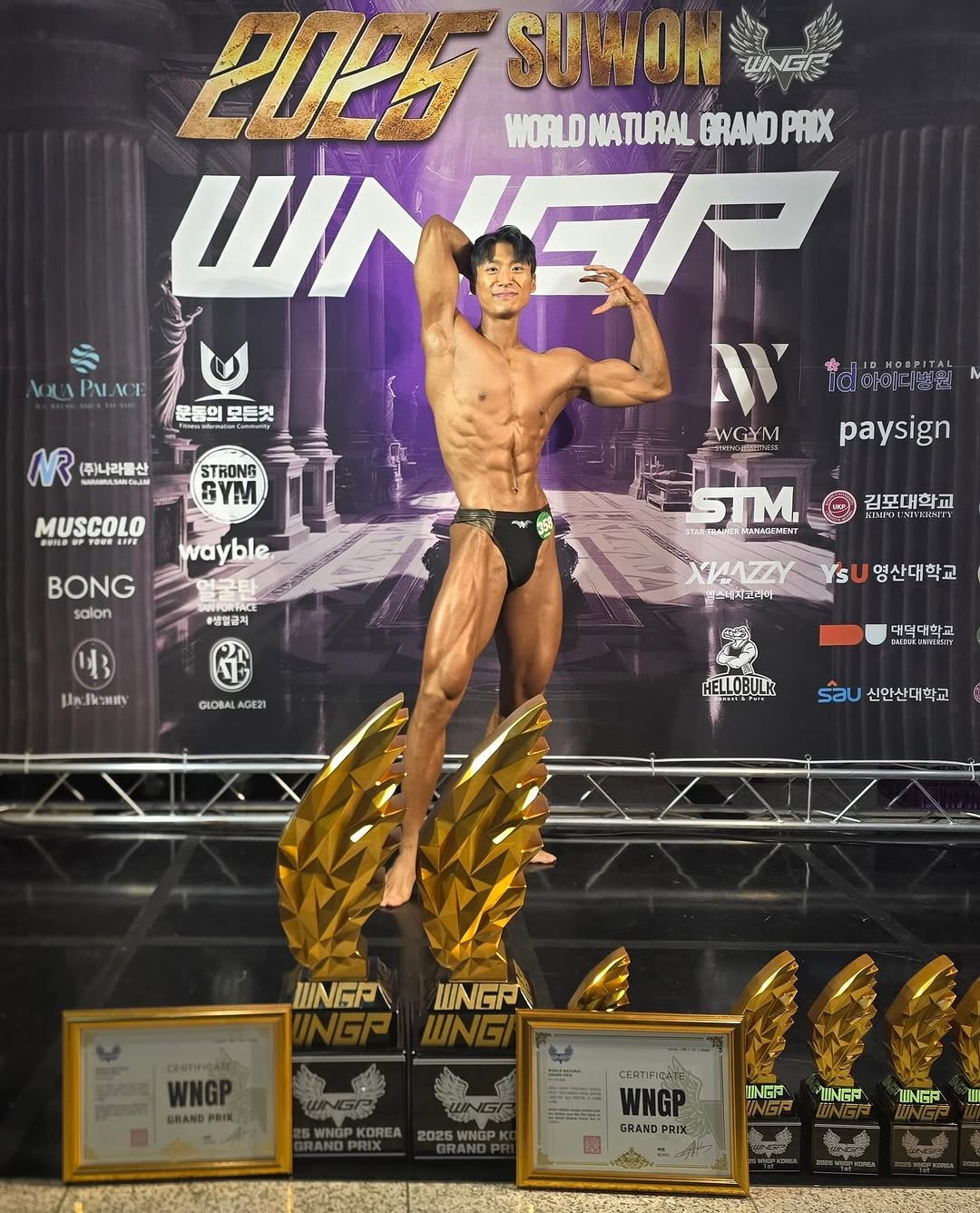 Photo shared by 알약크루 on November 09, 2025 tagging @choong_woo_tv. May be an image of ‎one or more people, biceps, people bodybuilding, poster and ‎text that says '‎2025 SUWONIN WORLDNATURAL GRAND WORLDNATURALERANDPRIX PAIX WA WNER VUAPALACE 운동의 운동의모든것 NR (주)나라클산 AMGN STRONS GYM MUSCOLO SONO TOURA LINE C아이디낸린 WWGYM wayble BONG salon paysign IAIPONTACE #생열금지 STM. MAMATENSST 김포대학교 Tフ1ン רזייוריאיתיוות TMMTY 水 Jin.Kkanity 스내지고미마 CLORAL GE21 s 영산대학교 안전 학고 EUESK Sai0m HELLOBULK sau 신안산대학교 HNGA HINGA CERTI CERTIFICATE WNGP GRAND GRANDPRIX தനി INGE NEA INGは‎'‎‎.