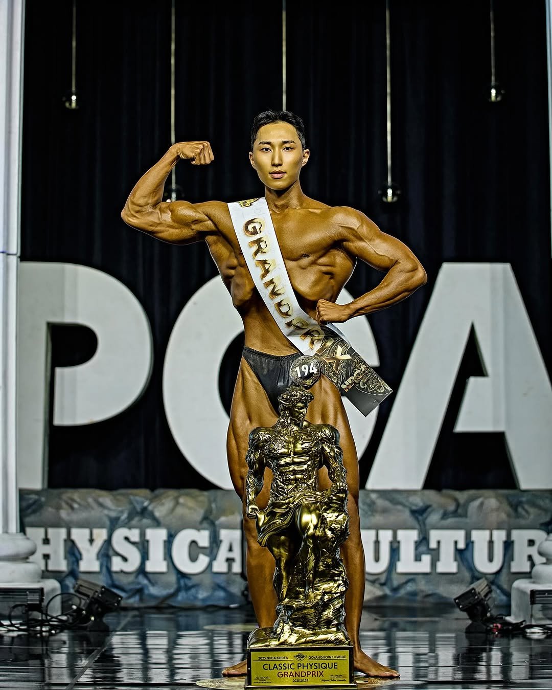 Photo shared by 알약크루 on October 20, 2025 tagging @hongsvm. May be an image of one or more people, biceps, people bodybuilding and text.