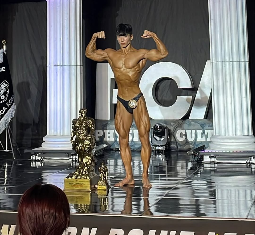 Photo shared by 알약크루 on August 31, 2025 tagging @g.noe.j. May be an image of 2 people, biceps, people bodybuilding and text.