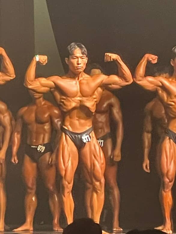 Photo shared by 알약크루 on August 31, 2025 tagging @zoo_sang_. May be an image of 4 people, biceps, people bodybuilding and text.