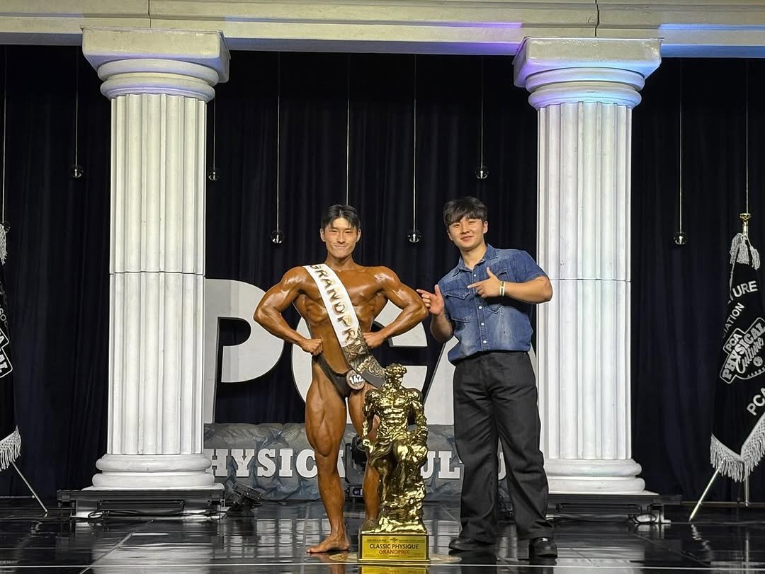 Photo shared by 알약크루 on October 12, 2025 tagging @huni_1000. May be an image of one or more people, biceps, people bodybuilding and text that says 'RANDER GRANOPRI 142 URE TION ွ်ကဂိ y HYSIC a 每 JL) JL り'.