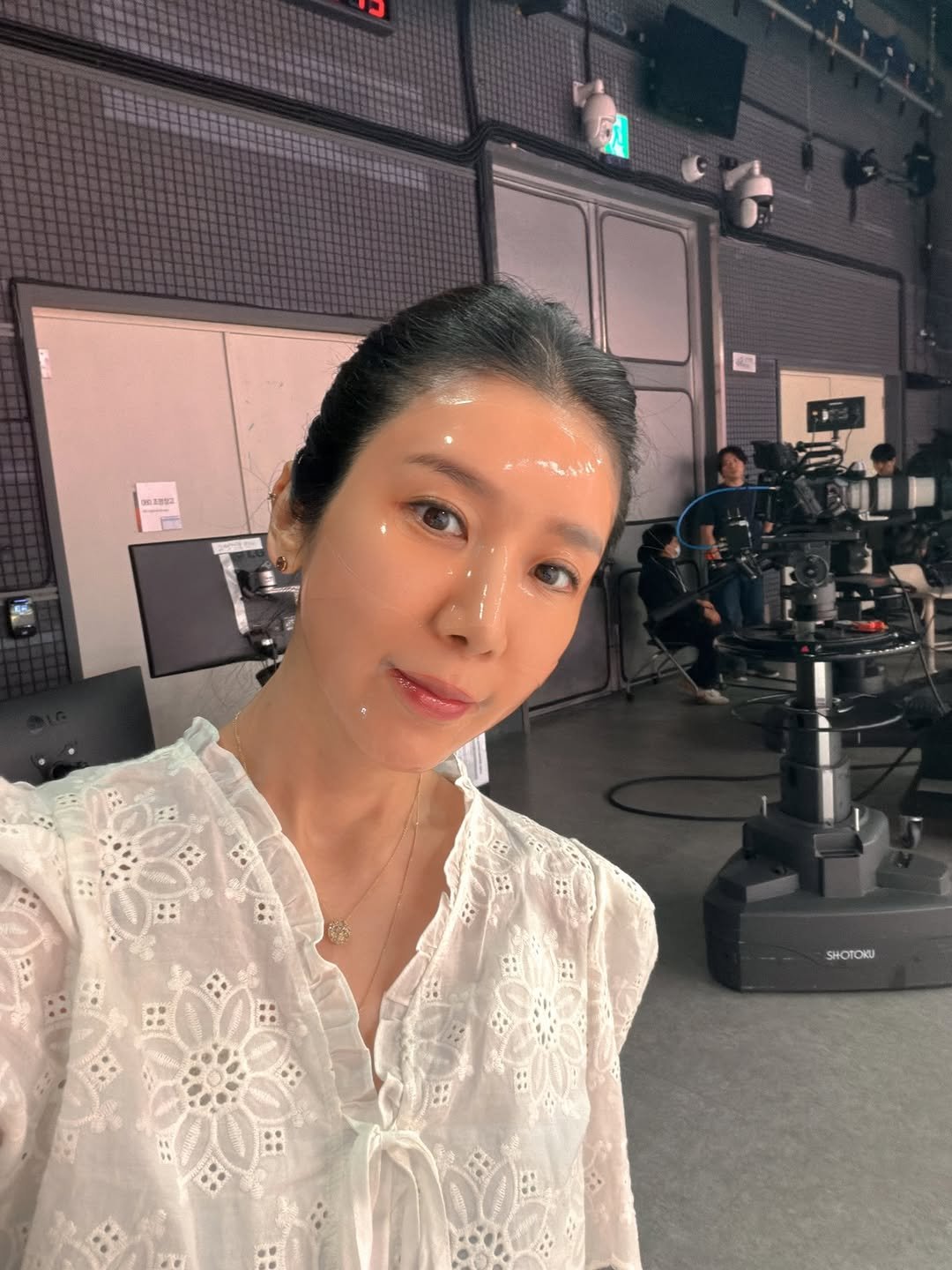 Photo by 김 아린 아린뷰 (alyn_view) on April 17, 2026. May be a selfie of one or more people, makeup, television, camera, newsroom and text.