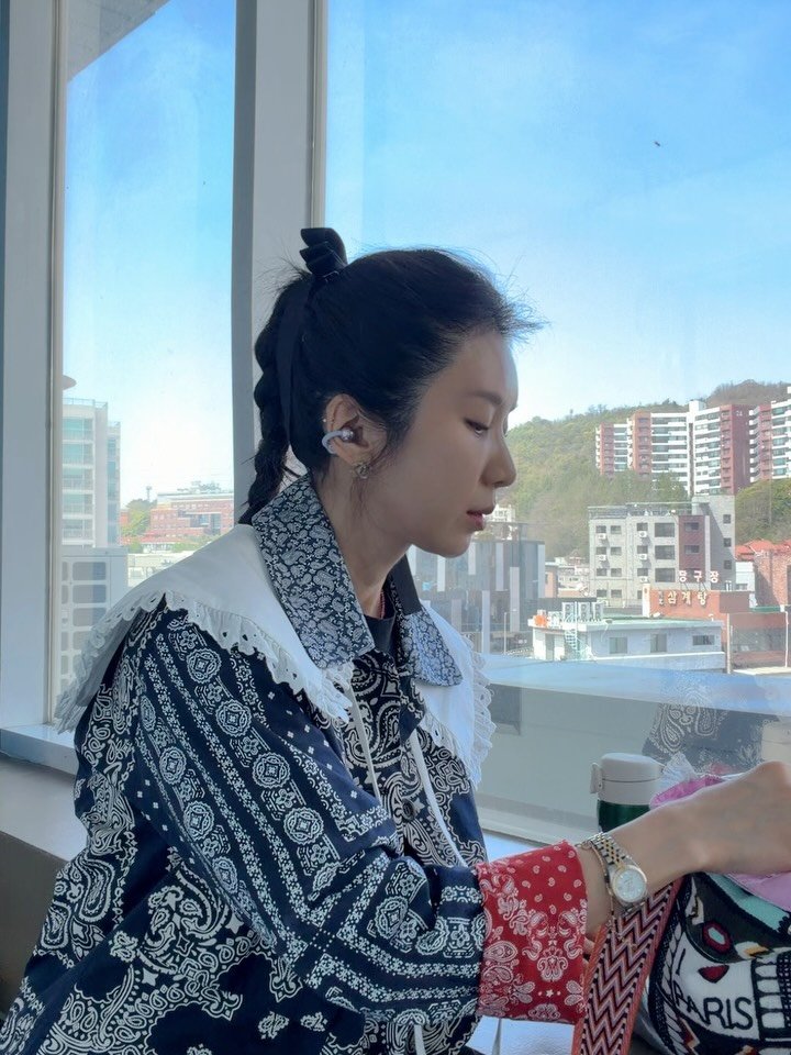 alyn_view 게시물 이미지: .
애기 아침부터 가위에 엄지 콕 찔려서 피 철철 ㅜㅜ
맘이 급해서 엄지 피 쪽...