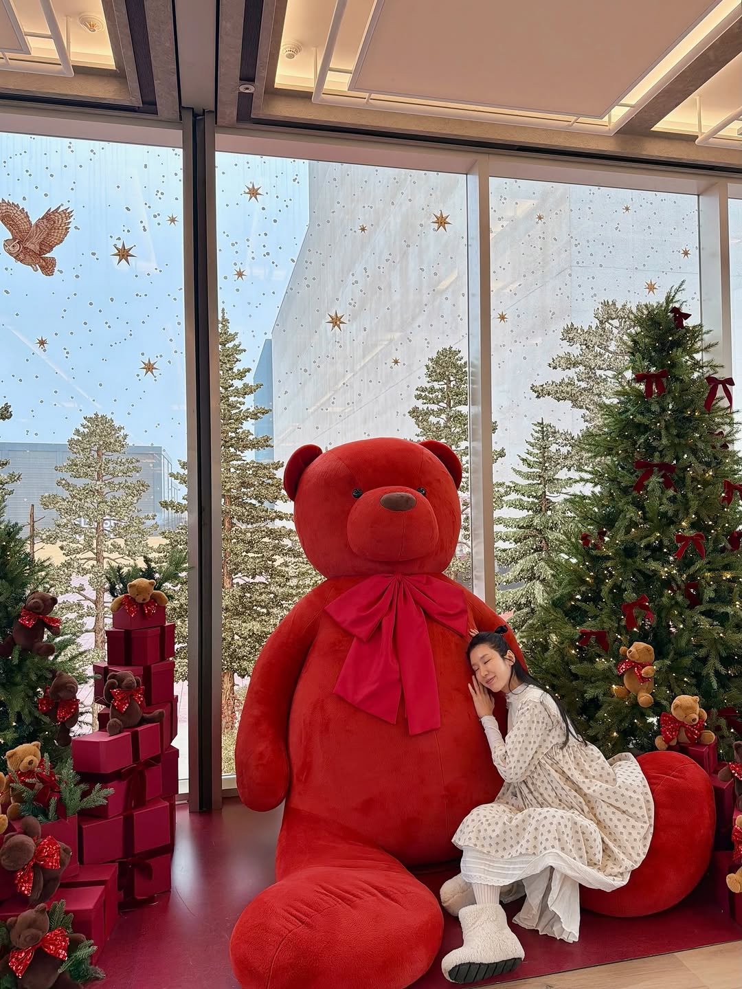 Photo by 김 아린 아린뷰 (alyn_view) on December 16, 2025. May be an image of bear, gingerbread cookie, toy, christmas tree and text.