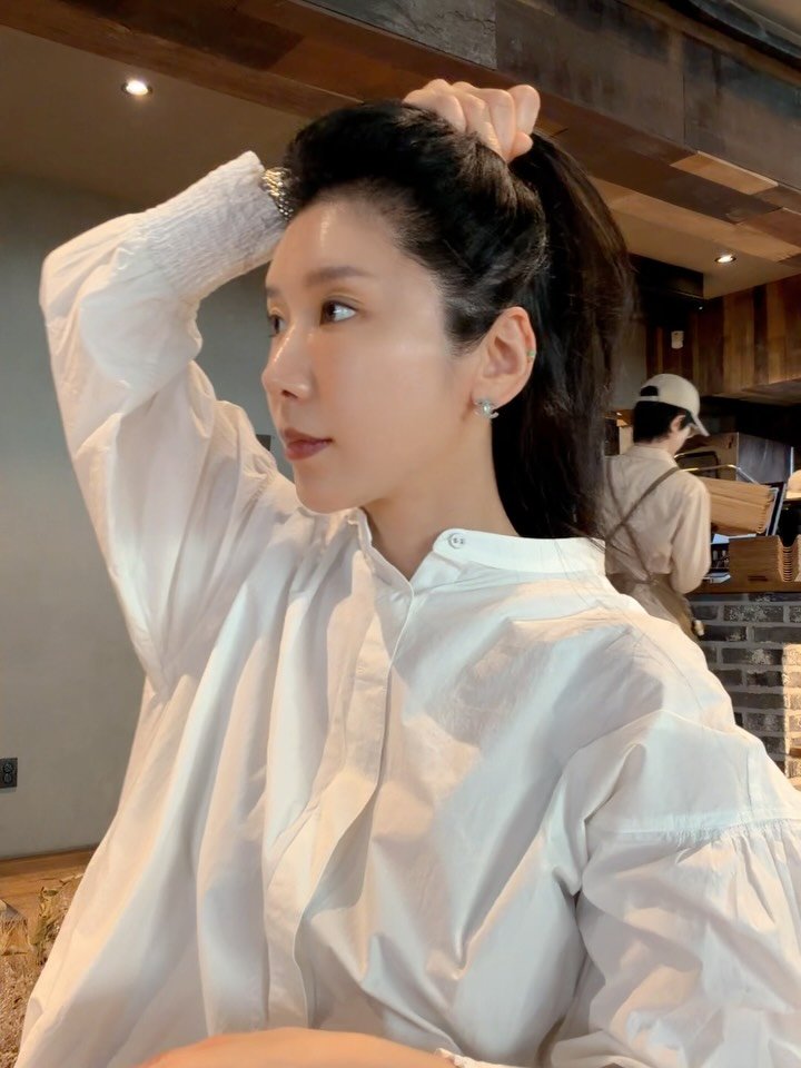 alyn_view 게시물 이미지: .
어제밤에 보니 새치기 어엄~청 자랐길래 
급하게 뿌염을 했는데 흑갈색 밖에...