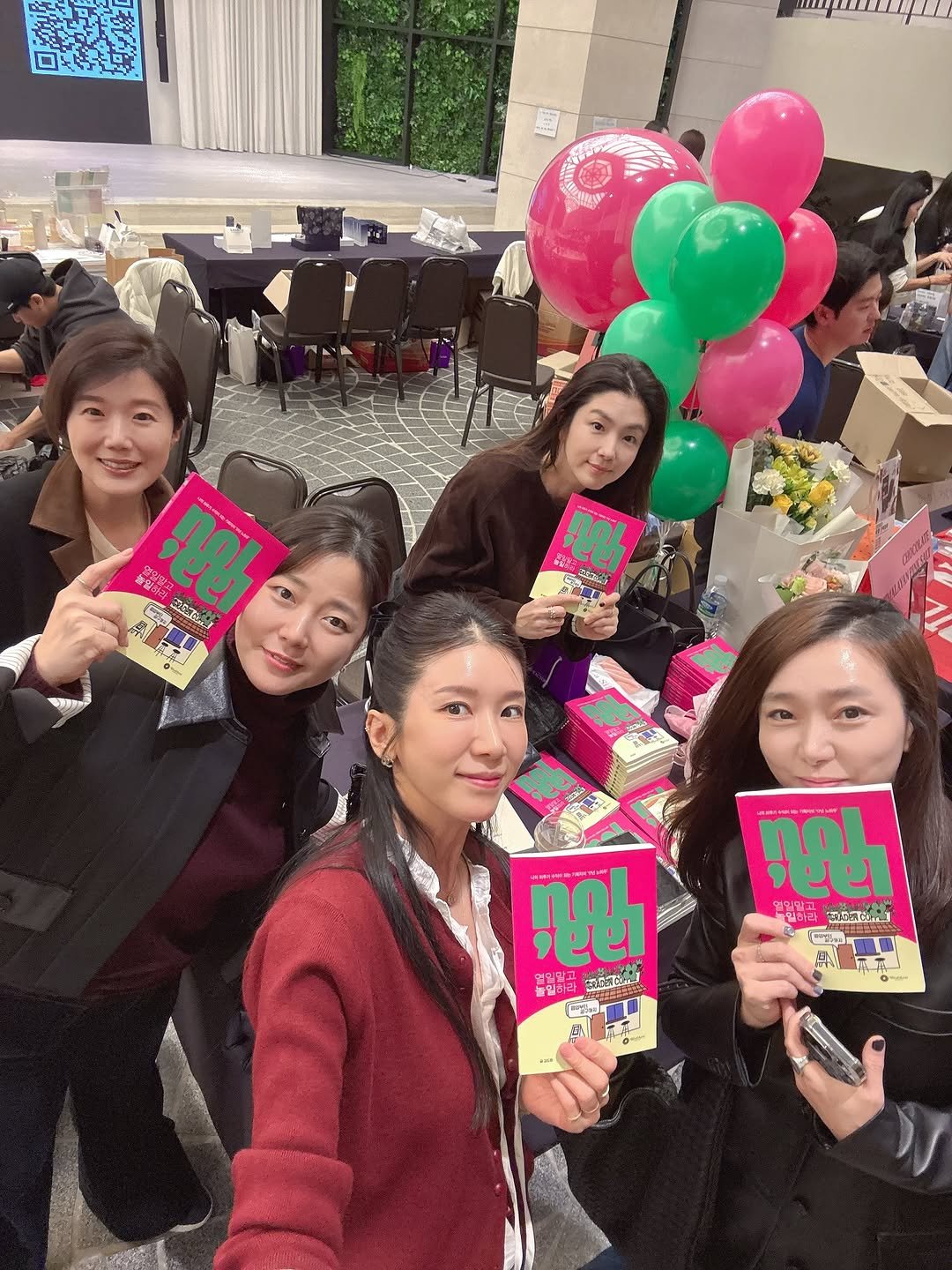 Photo shared by 김 아린 아린뷰 (alyn_view) on November 06, 2025 tagging @hi_dotomm, @vishjane, and @dodo_hada_. May be an image of one or more people, magazine, book and text.