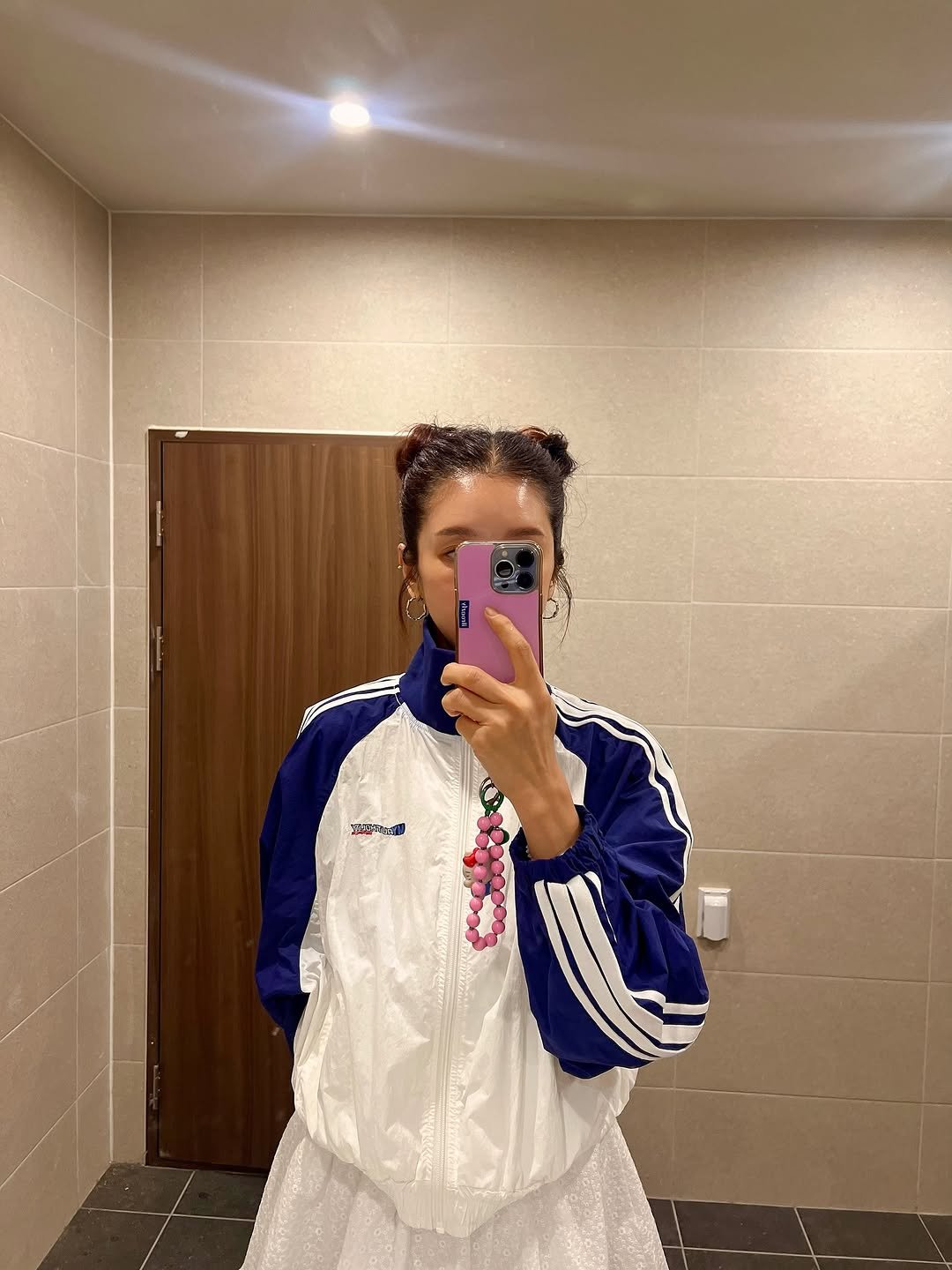 Photo by 김 아린 아린뷰 (alyn_view) on August 10, 2025. May be a selfie of 1 person, mirror, costume and text.