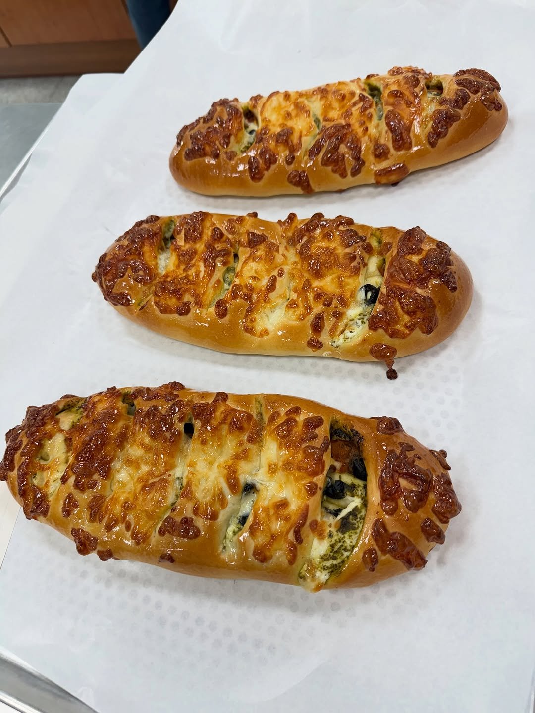 Photo by 김 아린 아린뷰 (alyn_view) on November 10, 2025. May be an image of babka, baguette, croissant, eclair and text.