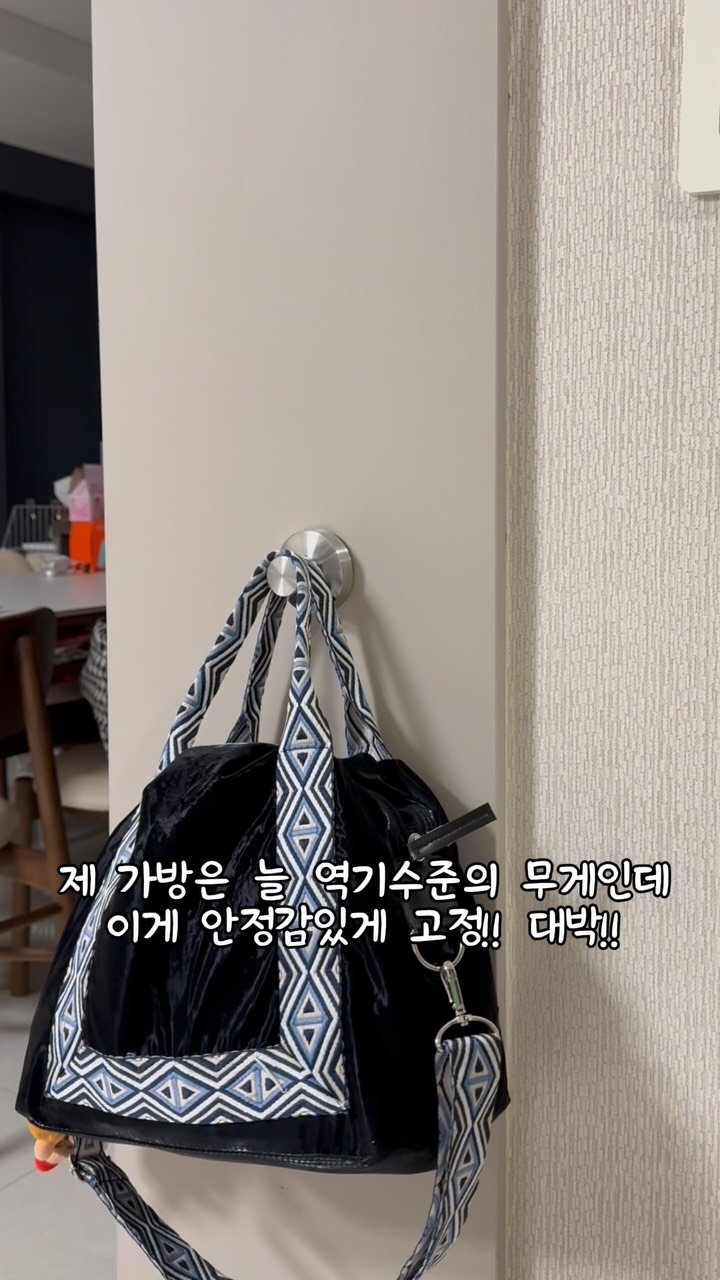 alyn_view 게시물 이미지: .
못 박을 수도 없고 스텐드 둘 곳도 없어서
가방늘 식탁아래 바닥에 옷은...