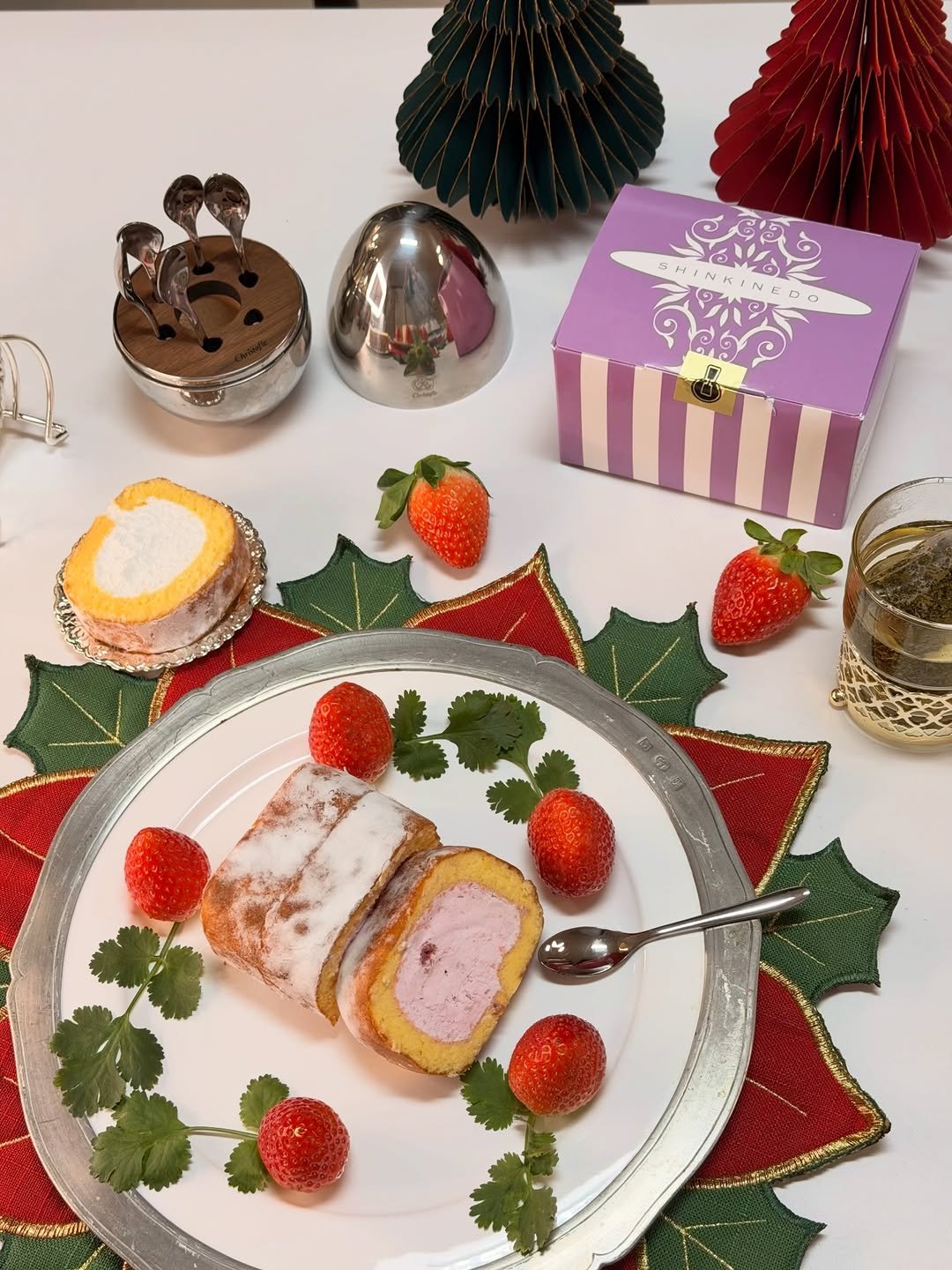 Photo by 김 아린 아린뷰 (alyn_view) on December 20, 2025. May be an image of strawberry, chiffon cake, fruitcake, placemat and text.