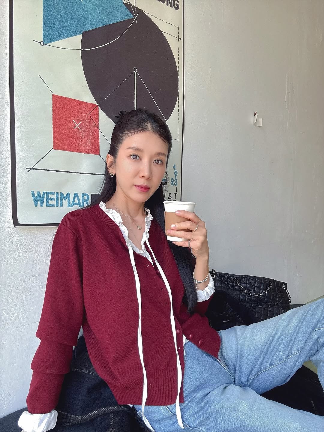 Photo by 김 아린 아린뷰 (alyn_view) on November 05, 2025. May be an image of coffee cup, jacket, knit, cardigan, sweater, fleece, sweatpants, cornflower and text.