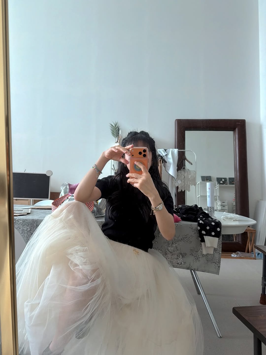 Photo by 김 아린 아린뷰 (alyn_view) on April 28, 2026. May be an image of mirror, baby's-breath and text.