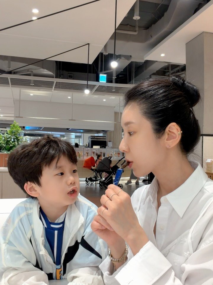 alyn_view 게시물 이미지: .
“엄마  엄마는 몇살이야?”
아들이 갑자기 나이를 물어요
“엄마 47살”
아는...