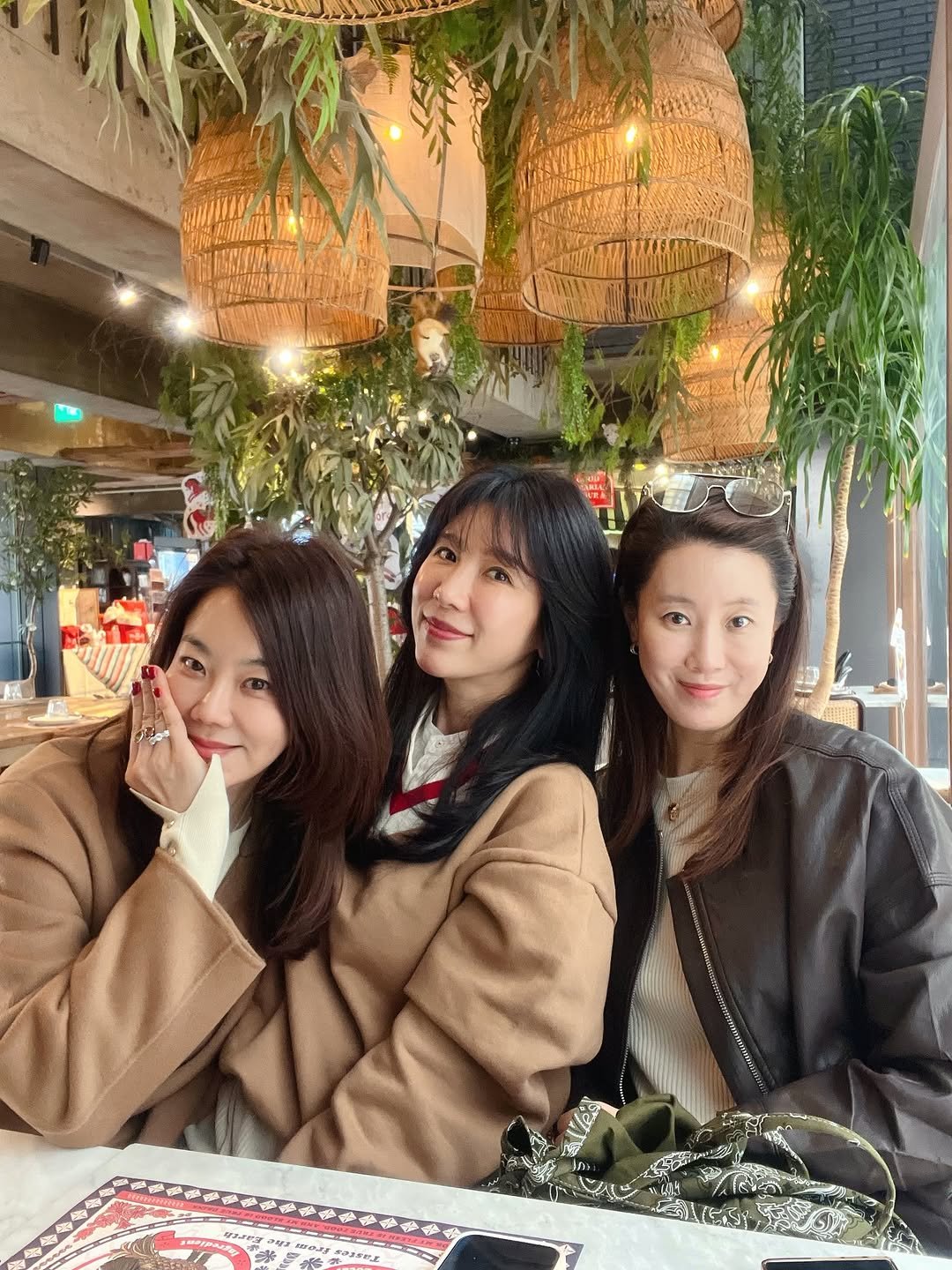 Photo shared by 김 아린 아린뷰 (alyn_view) on February 23, 2026 tagging @4c_diamond, @by_hessed, and @alyn_view. May be an image of one or more people, duffle coat and text.