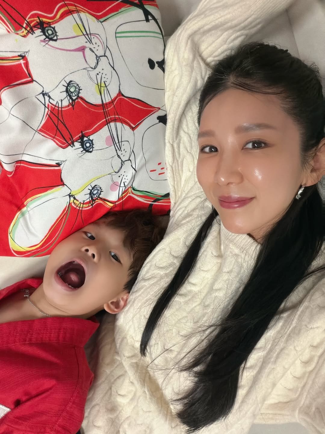 Photo by 김 아린 아린뷰 (alyn_view) on November 12, 2025. May be a selfie of baby, hair, sleepwear and text.