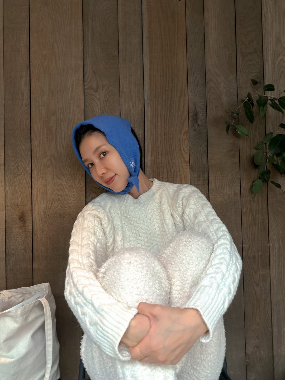 Photo by 김 아린 아린뷰 (alyn_view) on February 10, 2026. May be an image of scarf, headscarf, cloak, knit, head covering, turban, turtleneck, face mask and text.