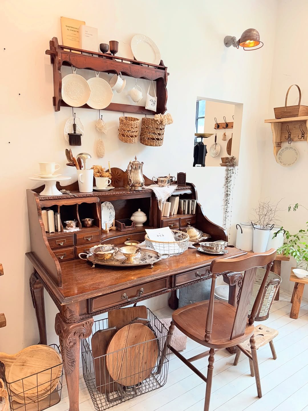 Photo by 김 아린 아린뷰 (alyn_view) on August 12, 2025. May be an image of plate rack, table, shelf, rack, cabinet, indoors and text.