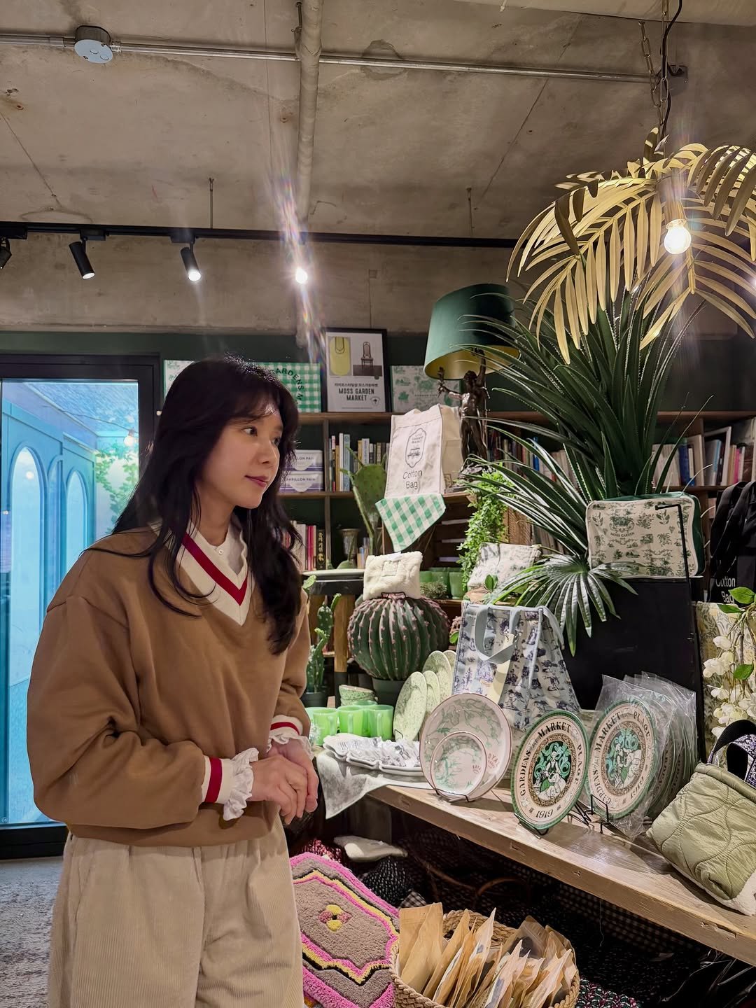 Photo by 김 아린 아린뷰 (alyn_view) on February 23, 2026. May be an image of duffle coat, wind chime, parka, cornflower and text.