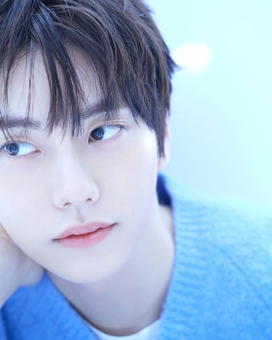 Photo shared by 정현규 on December 17, 2024 tagging @yyunyeong_, @chunyoungsang, @sinhye7, and @soheekeem_.