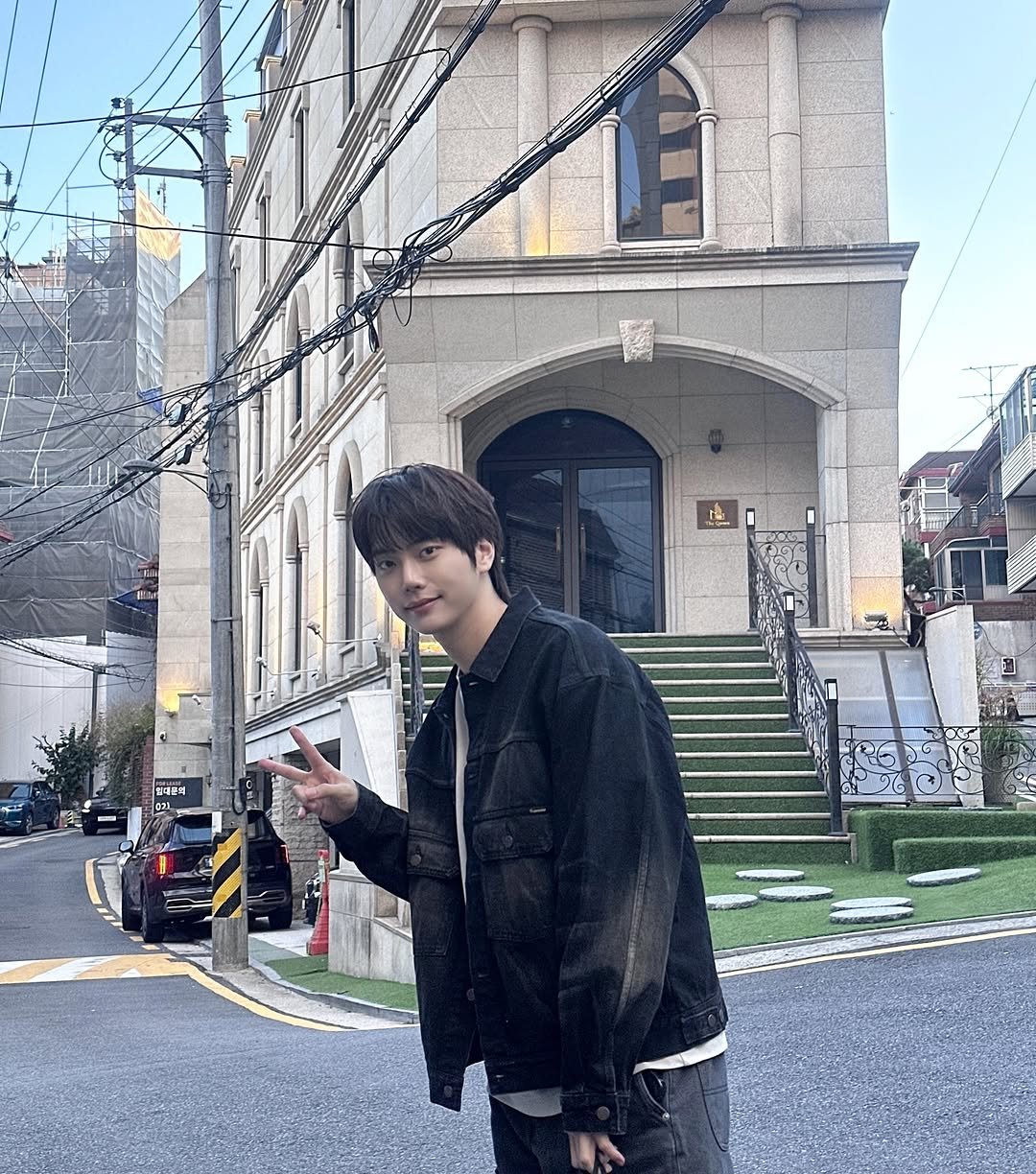 Photo by 정현규 on November 04, 2025. May be an image of bolo tie and text.