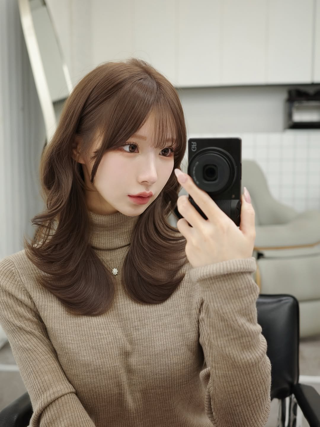 Photo by 顔周りカット/前髪/レイヤーカット/表参道/高島大登 on February 20, 2026. May be a selfie of one or more people, braids, top, turtleneck, mirror and text.