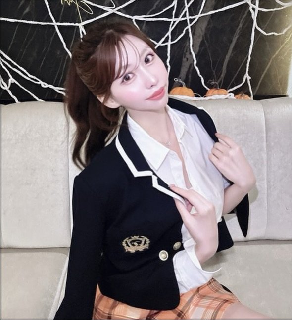 Photo shared by 顔周りカット/前髪/レイヤーカット/表参道/高島大登 on November 04, 2025 tagging @_03202001. May be an image of one or more people, hair, top, miniskirt, blazer and text.