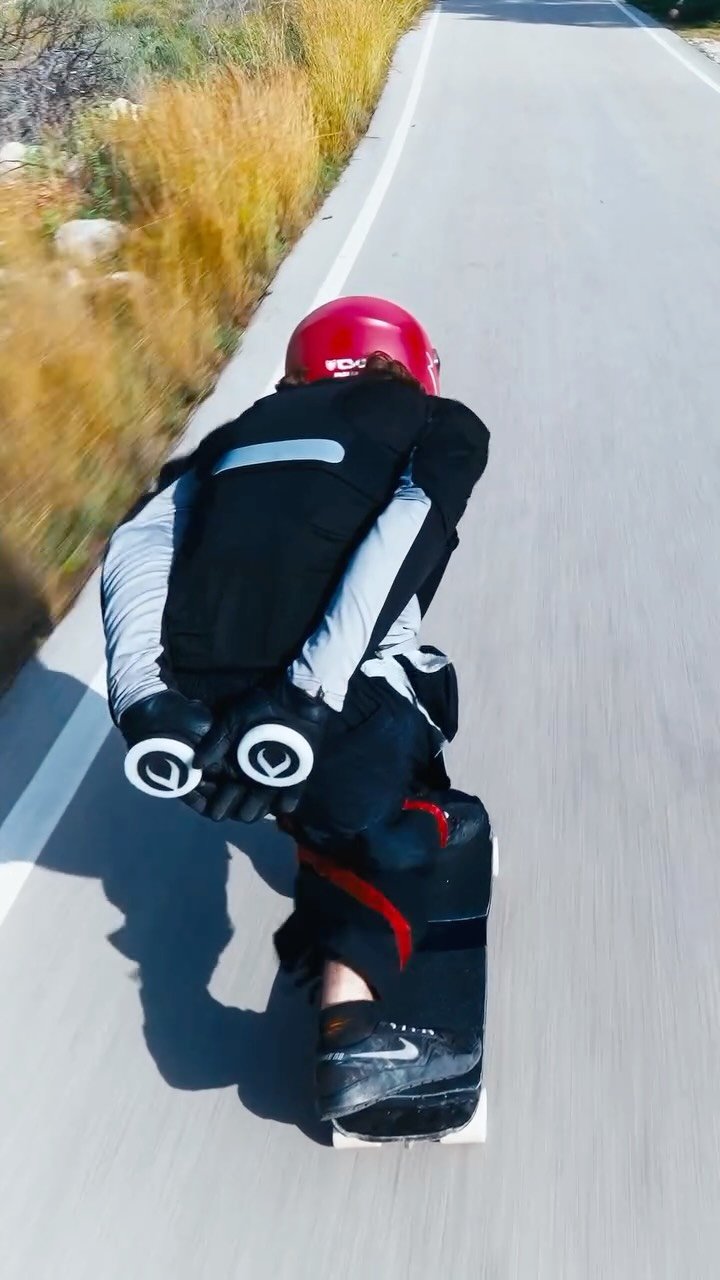 ambroisetrt 게시물 이미지: Time stops at 100km/h ! ⏳

Filmed by...