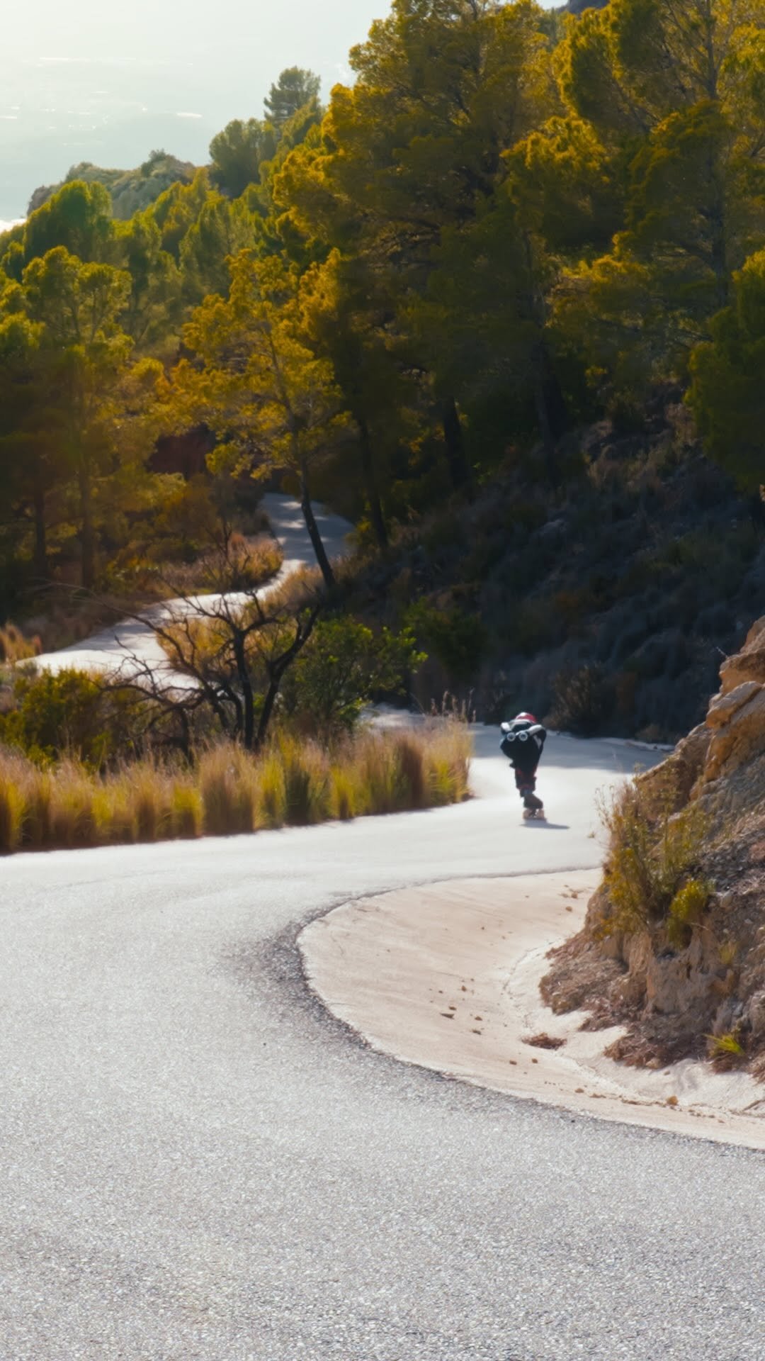 ambroisetrt 게시물 이미지: Adrenaline rush on a steep and narrow road😴...