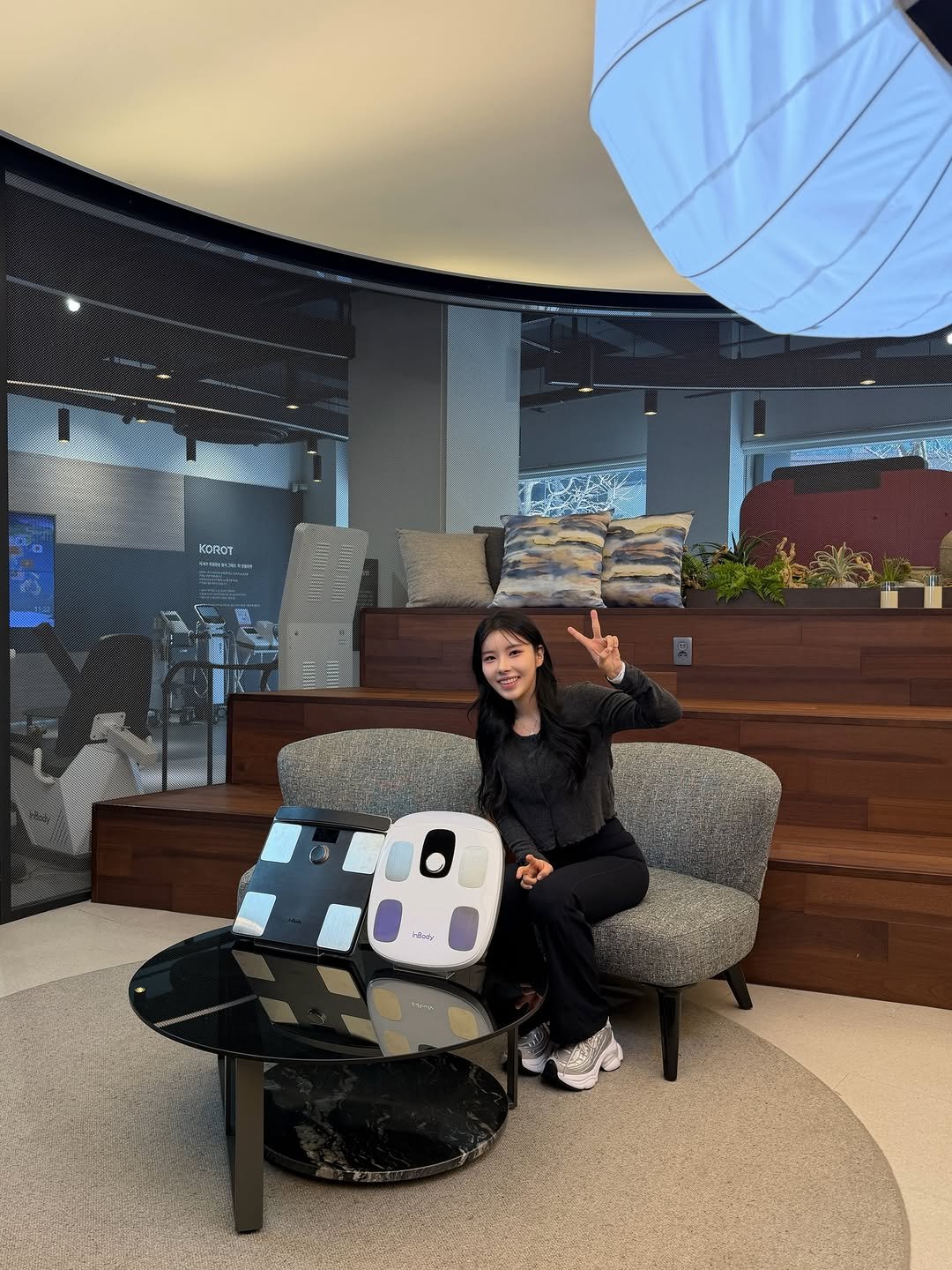 Photo by 김현아  |  투윤이네 on February 22, 2026. May be an image of armchair, beanbag chair, office and text.