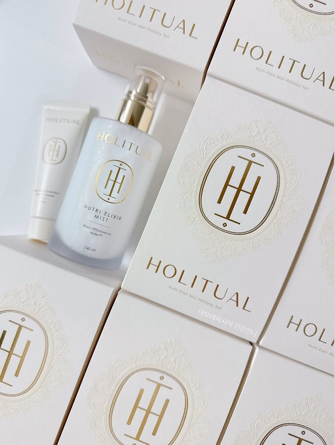 Photo by 소개와 재구매가 많은곳 ♥️아모레퍼시픽 원흥언니♥️ on November 02, 2025. May be an image of one or more people, makeup, fragrance, hair product, cosmetics, perfume, lotion, hand cream and text.