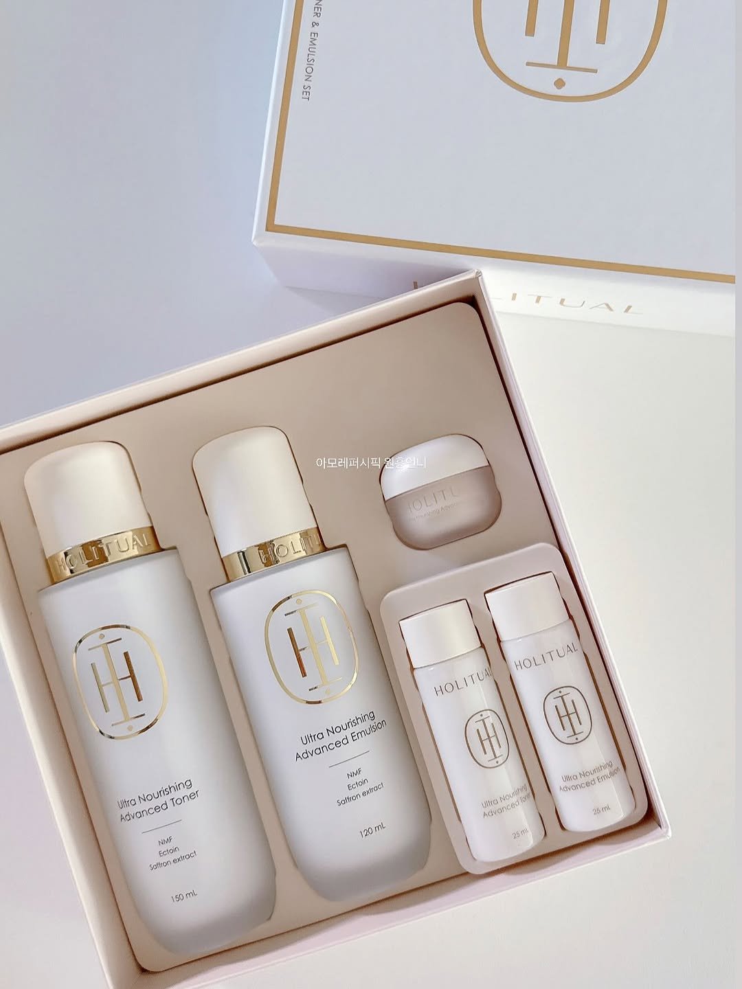 Photo by 소개와 재구매가 많은곳 ♥️아모레퍼시픽 원흥언니♥️ on October 22, 2025. May be an image of one or more people, makeup, fragrance, hair product, perfume, cosmetics, hand cream, lotion and text.