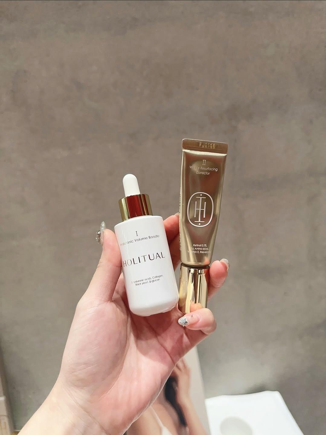 Photo by 소개와 재구매가 많은곳 ♥️아모레퍼시픽 원흥언니♥️ on July 14, 2025. May be an image of 1 person, makeup, fragrance, hair product, cosmetics, hand cream, lotion and text.