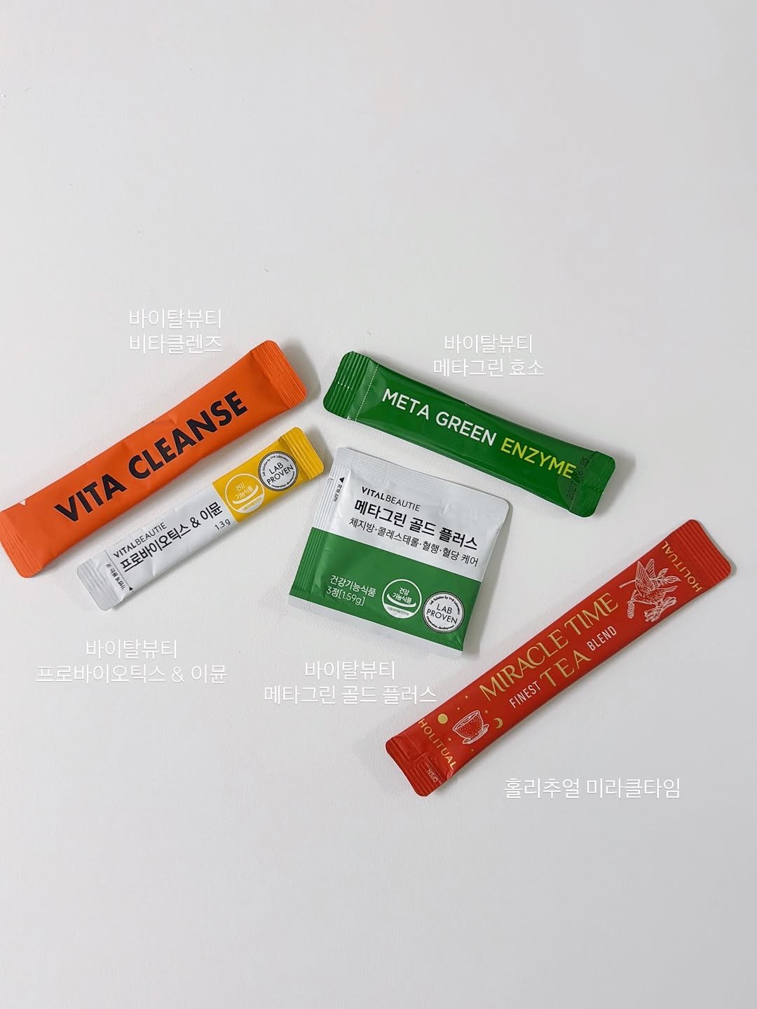 Photo by 소개와 재구매가 많은곳 ♥️아모레퍼시픽 원흥언니♥️ on January 21, 2026. May be an image of ‎medicine, candy, wafer, condiment, dental floss, hand cream and ‎text that says '‎바이탈뷰티 비타클렌즈 CLEANSE VITA K 이윤 7.39 VITALBEAUTIE 프로바이오틱스& BлиBEHИTE 바이탈뷰티 메타그린 효소 META GREEN ENZYME VITALCEAUTE 채지방·갈라소터물·항생·정딩취아 참지방 메타그린 골드 프레스트품 메타그린골드플러스 골드폴러스 혈행· 당 케어 05g] 학강기능식품 م 고능식봉 افت FRCFIE OVEN LABI FROVEN MIRACLETIME SS ΜΕ BLEND 바이탈뷰티 바이 달 뷰티 메타그린 골드 메타그린골드플러스 플러스 MIRACL FINEST FINESTTE 바이탈뷰티 브로바이오틱스&이] & 이문 브로바이 AL 홈리추얼 홈리추얼미라클타임 미라클타임‎'‎‎.