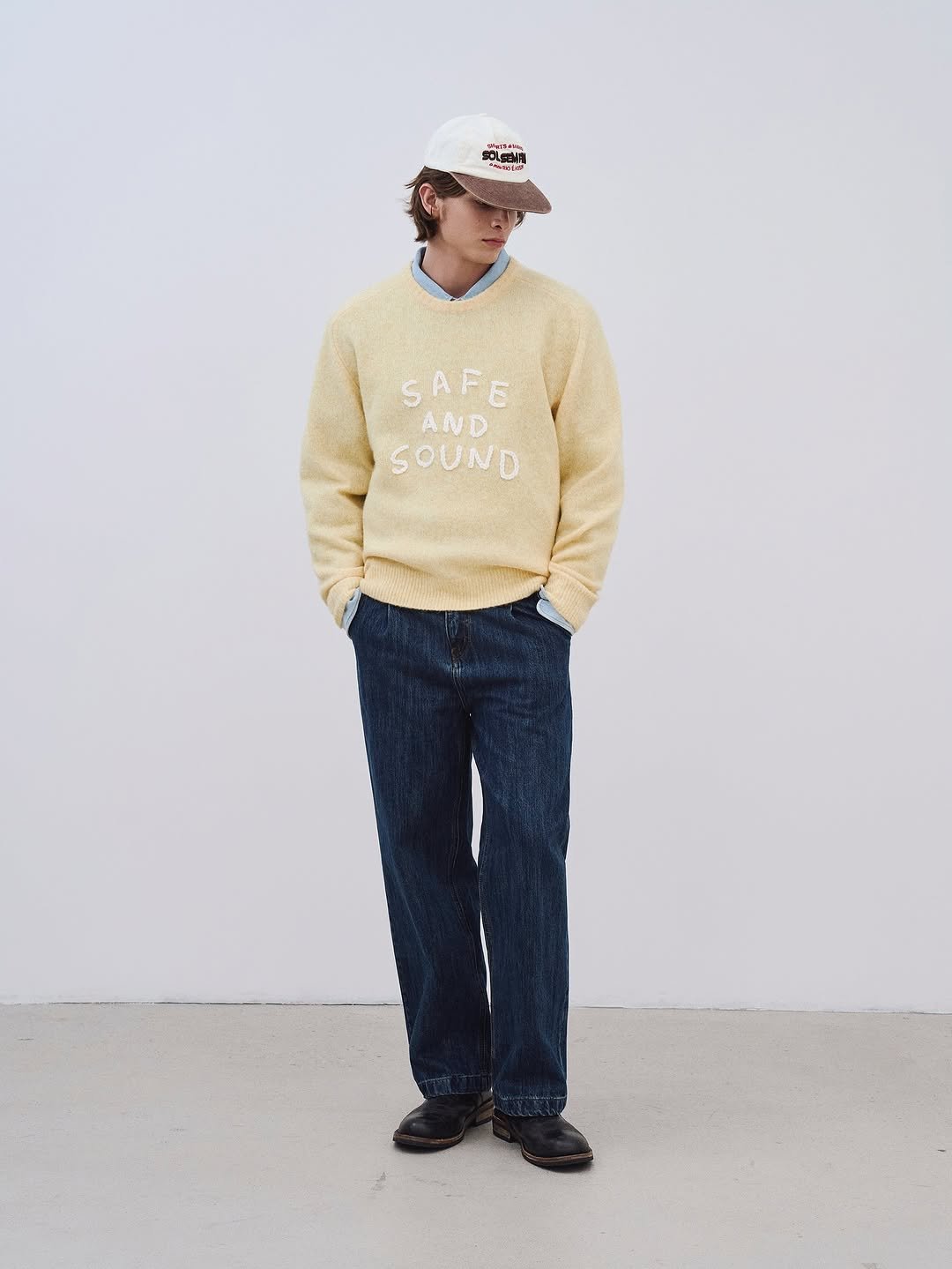 Photo by AMOUPRE 아모프레 on November 24, 2025. May be an image of duffle coat, hat, sweater and text.