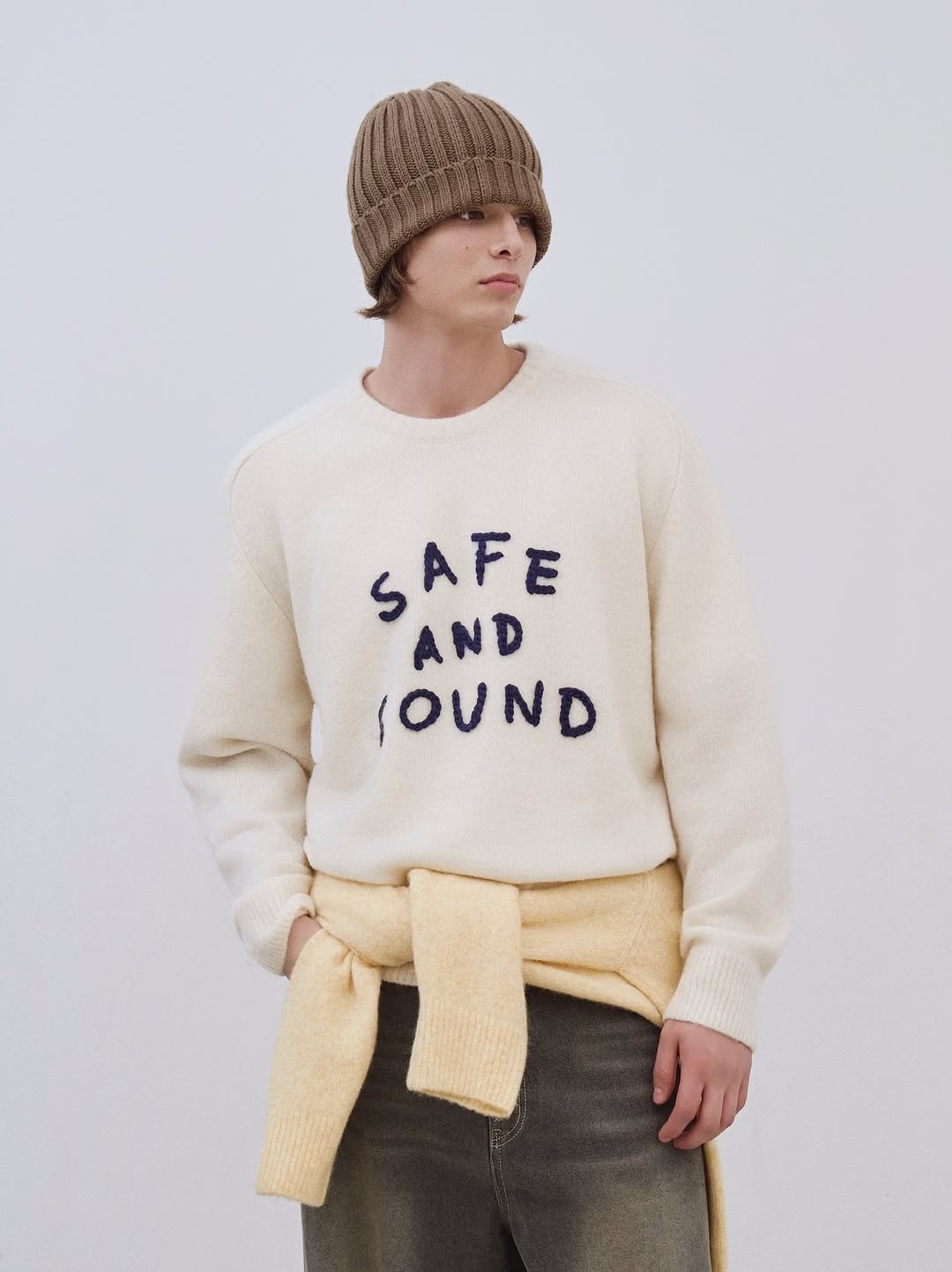 Photo by AMOUPRE 아모프레 on October 31, 2025. May be an image of outerwear, sweater, wool, turtleneck, knit and text that says 'SAFE AND JOUND'.