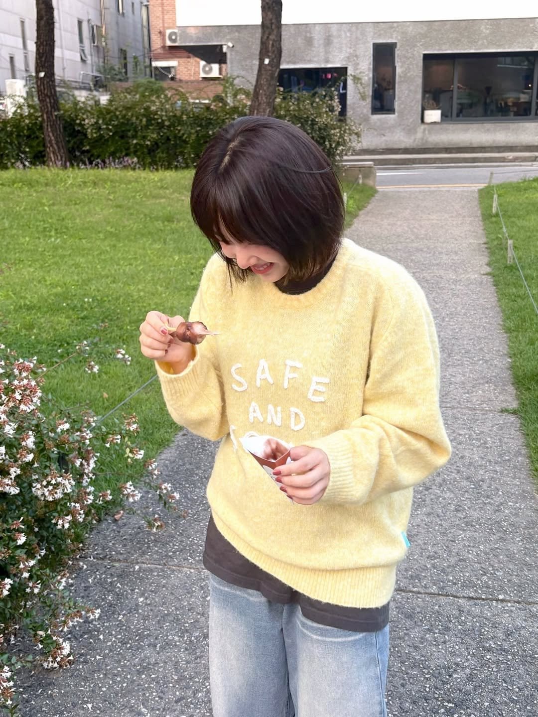 Photo by AMOUPRE 아모프레 on November 03, 2025. May be an image of sweatshirt, baby's-breath, dandelion, outdoors and text.