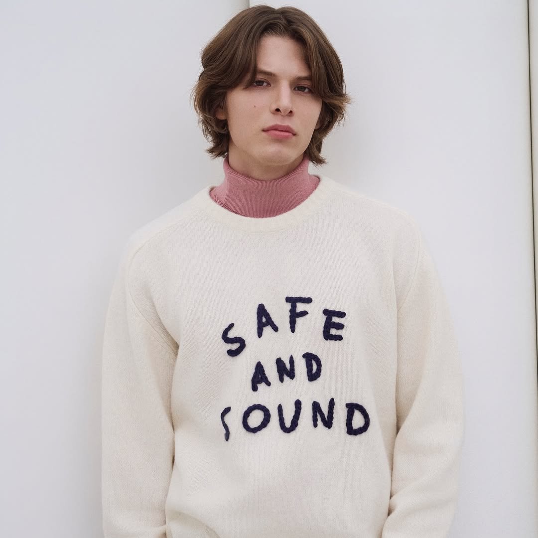 Photo by AMOUPRE 아모프레 on October 27, 2025. May be an image of sweater, turtleneck and text that says 'SAF SAFE AND SOUND'.