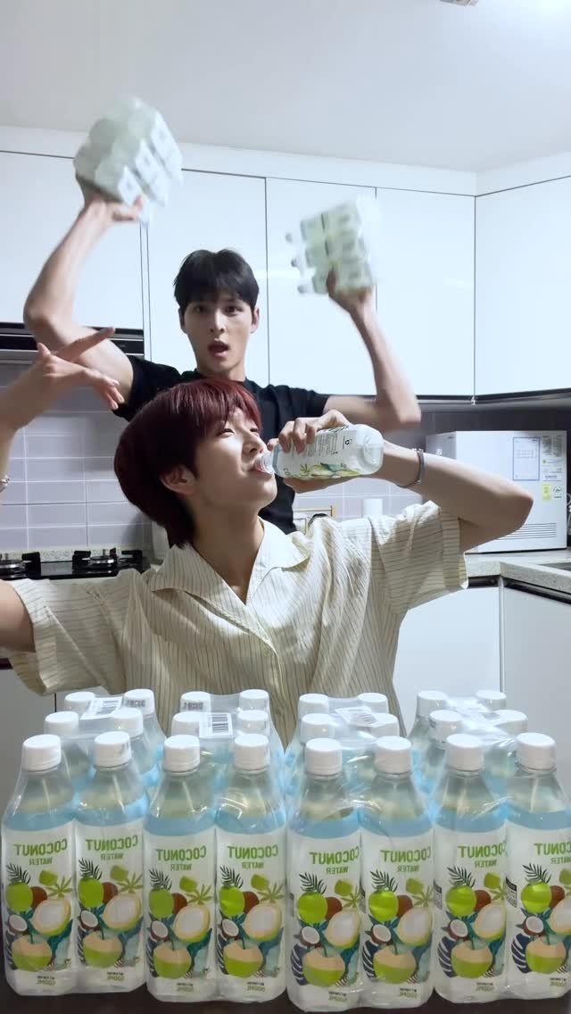 ampersandone_official 게시물 이미지: COCONUT WATA🥥

#AMPERSANDONE #KYRELL #MACKIAH...