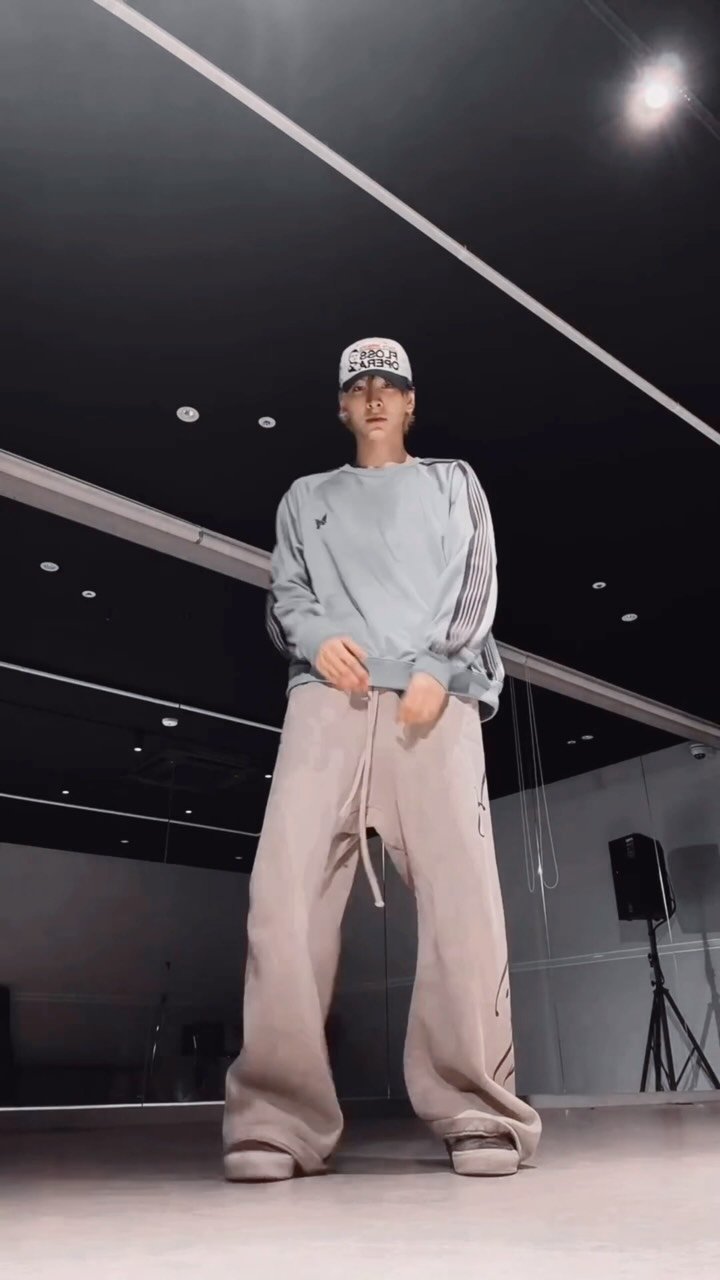 ampersandone_official 게시물 이미지: It don't make no sense 

#앰퍼샌드원 #AMPERSANDONE...