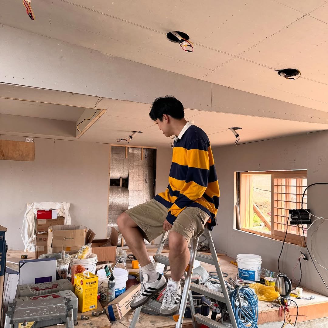 Photo by 언헤븐트 on June 25, 2025. May be an image of 1 person, buildings, construction and text.