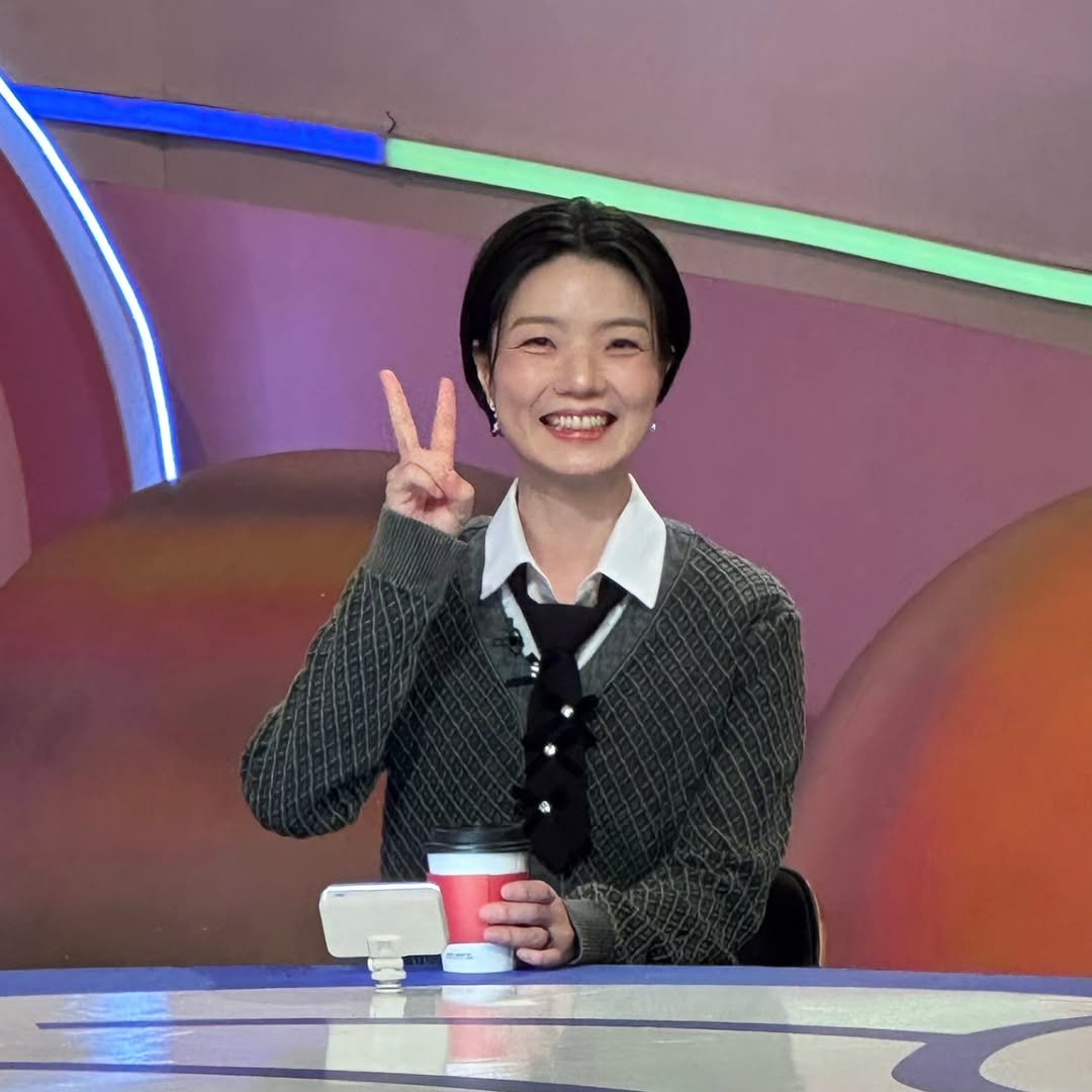 Photo by 안영미 on September 24, 2025. May be an image of 1 person, newsroom and text.
