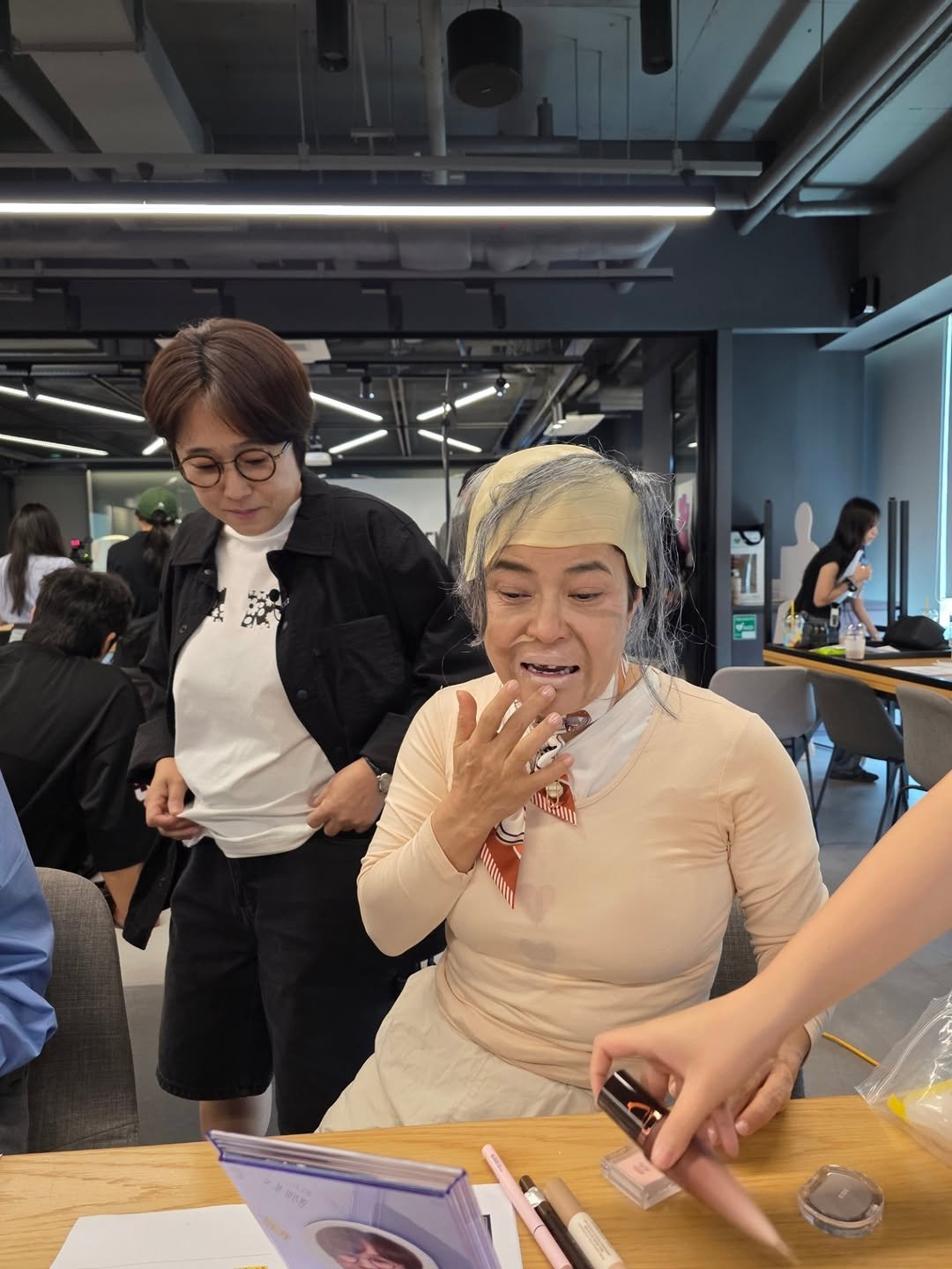 Photo shared by 안영미 on September 21, 2025 tagging @saru337, and @ulumma2012. May be an image of 7 people, people studying, eyeglasses and text.
